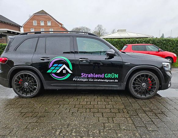 Ein Auto mit Webung darauf