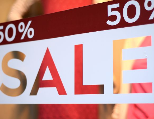 Ein Fenster mit einem Sale-Schild