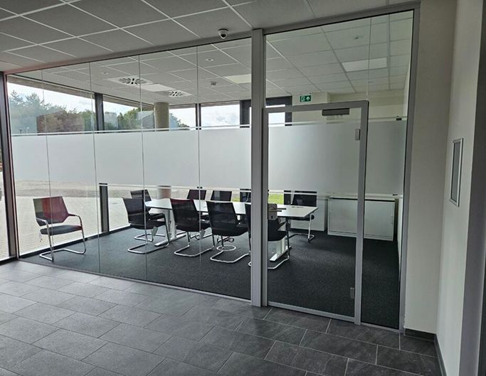 Ein Büro mit Glasdekor