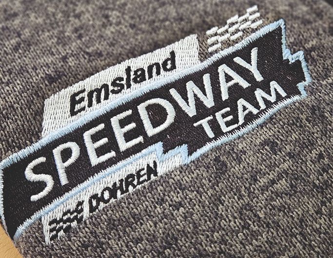 Ein gesticktes Logo auf Stoff